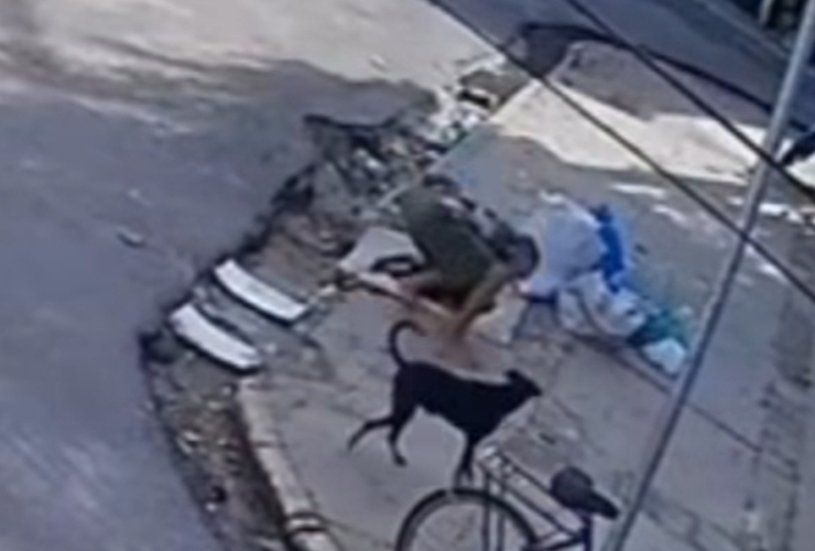 Imagem de câmera de segurança do homem caindo no bueiro no bairro do Jurunas.