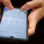 Imagem ilustrativa de pessoa enviando mensagens.