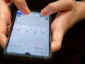 Imagem ilustrativa de pessoa enviando mensagens.