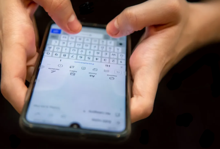 Imagem ilustrativa de pessoa enviando mensagens.