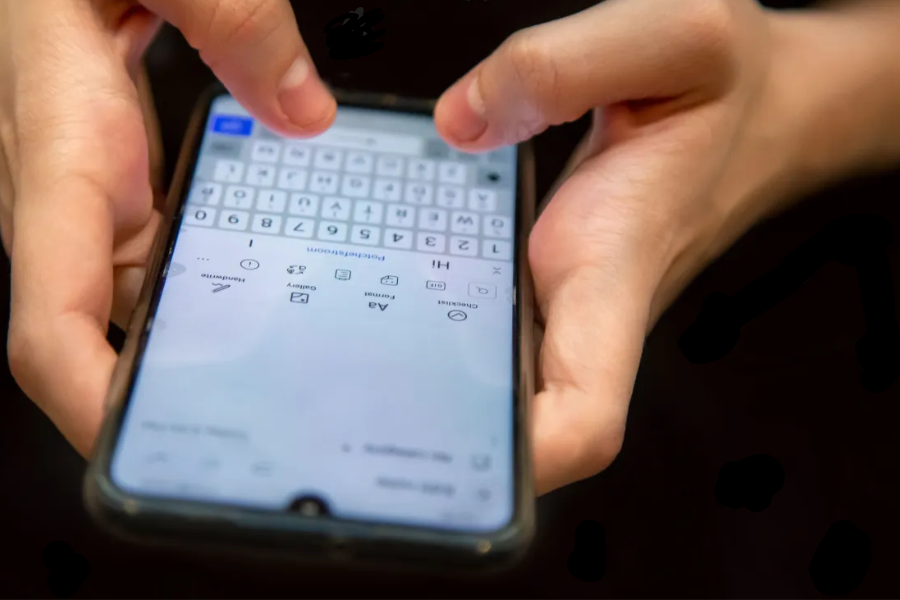 Imagem ilustrativa de pessoa enviando mensagens.