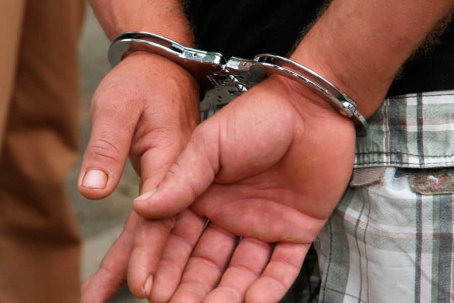 Imagem ilustrativa de homem algemado.