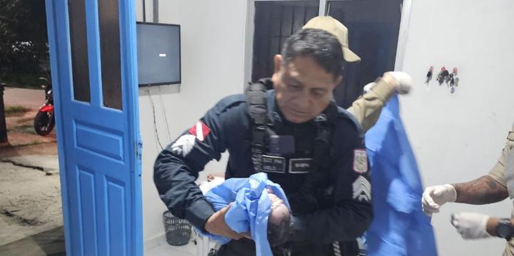 Jovem de 18 anos buscou auxílio no 9º Batalhão, mas bebê nasceu antes da chegada do resgate.