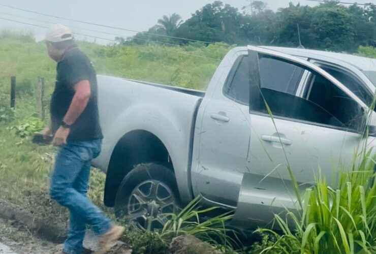 Apesar da gravidade da colisão, o motorista não sofreu ferimentos, sendo considerados apenas danos materiais.