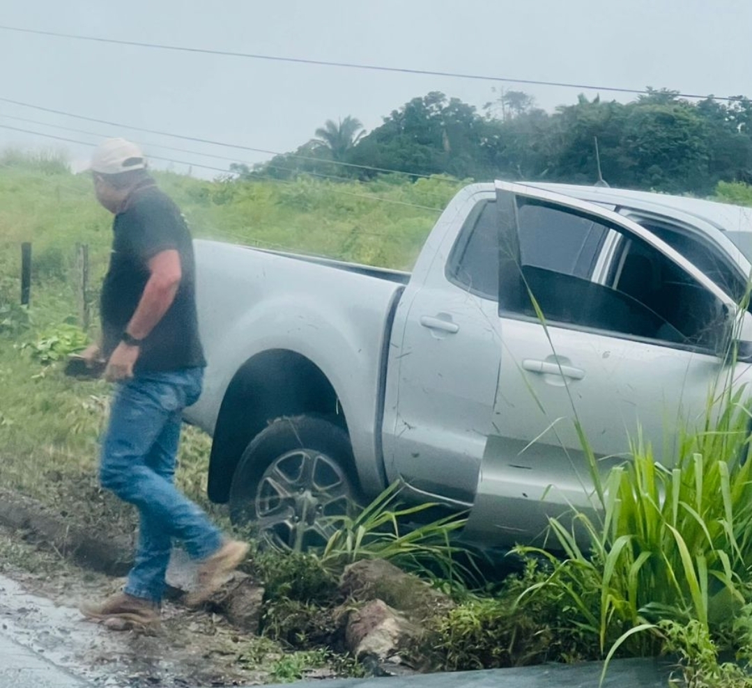 Apesar da gravidade da colisão, o motorista não sofreu ferimentos, sendo considerados apenas danos materiais.
