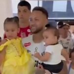 Neymar com as filhas no colo