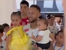 Neymar com as filhas no colo
