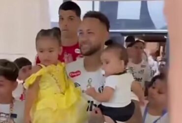 Neymar com as filhas no colo