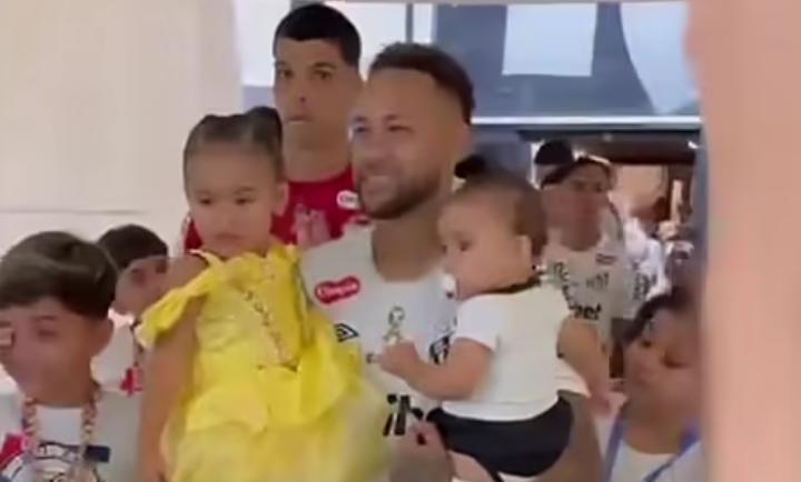 Neymar com as filhas no colo