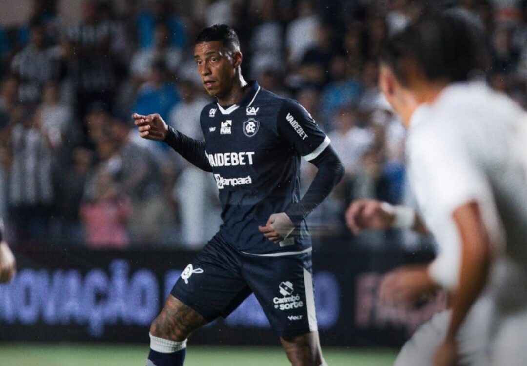 Alef Manga com a bola