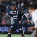 Alef Manga com a bola