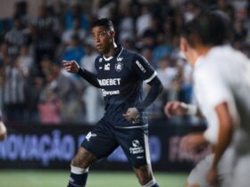 Alef Manga com a bola