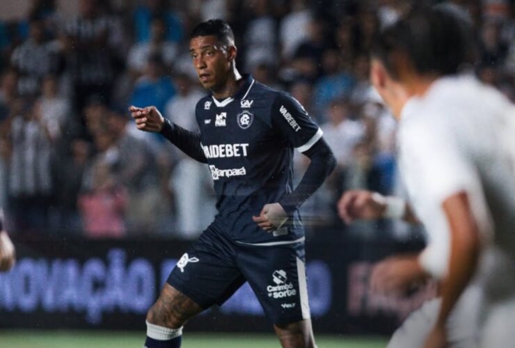 Alef Manga com a bola