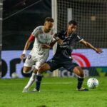 Neymar disputando bola contra o Clube do Remo