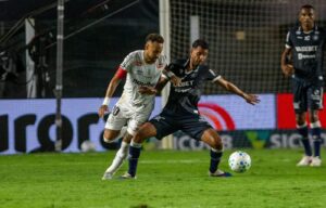 Neymar disputando bola contra o Clube do Remo