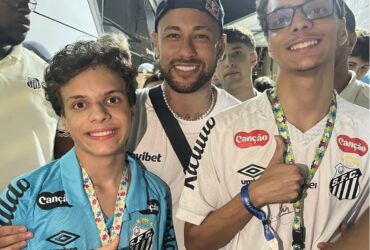 Vídeo: Neymar realiza sonho de irmãos autistas após Santos 2 x 0 Remo