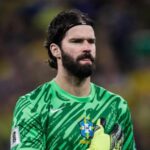 Goleiro Alisson perfilado durante hino nacional