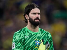 Goleiro Alisson perfilado durante hino nacional