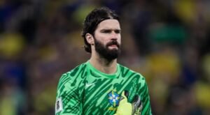 Goleiro Alisson perfilado durante hino nacional