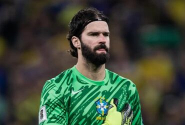 Goleiro Alisson perfilado durante hino nacional