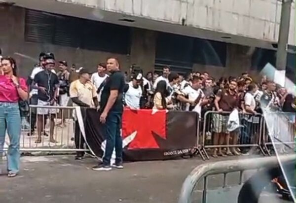 Vasco é recebido por dezenas de torcedores em Belém