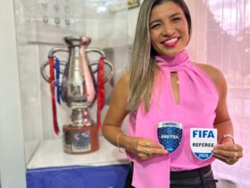 Árbitra Gleika Pinheiro recebe escudo da FIFA e faz história no Pará