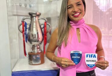 Árbitra Gleika Pinheiro recebe escudo da FIFA e faz história no Pará