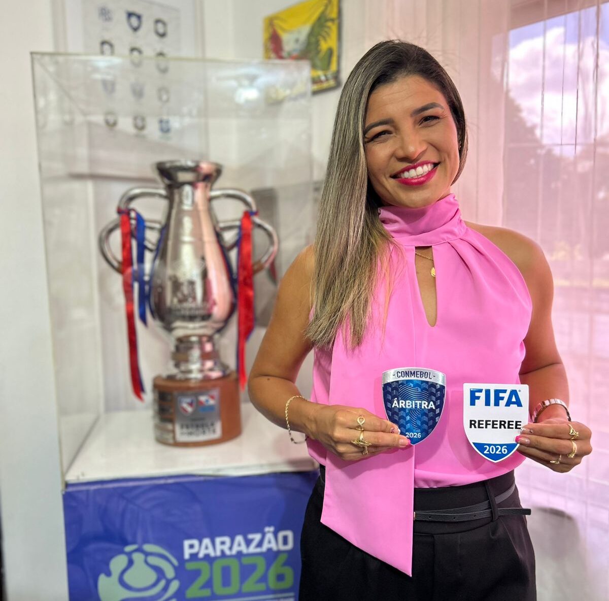 Árbitra Gleika Pinheiro recebe escudo da FIFA e faz história no Pará