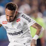 Atacante Neymar em campo pelo Santos