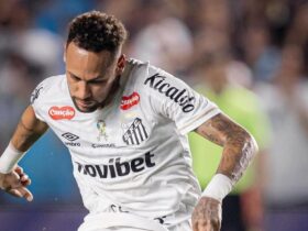 Atacante Neymar em campo pelo Santos