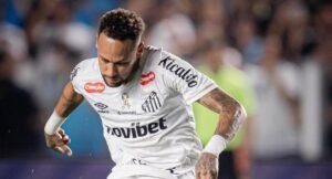 Atacante Neymar em campo pelo Santos