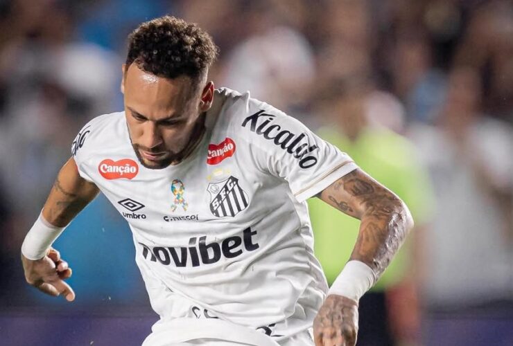 Atacante Neymar em campo pelo Santos