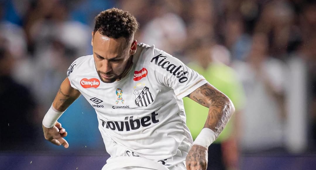 Atacante Neymar em campo pelo Santos