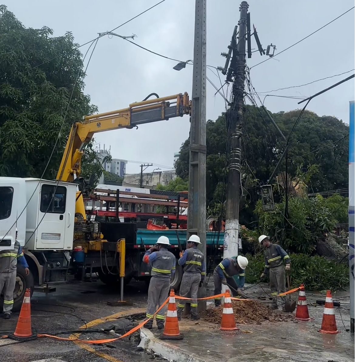 Moradores da avenida Pedro Miranda e redondezas, no bairro da Pedreira, em Belém, voltaram a ter energia elétrica na tarde deste domingo (19), após horas de instabilidade provocadas pela queda de uma mangueira de grande porte.