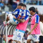 Jogador do Paysandu sendo carregado após lesão.