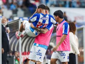 Jogador do Paysandu sendo carregado após lesão.