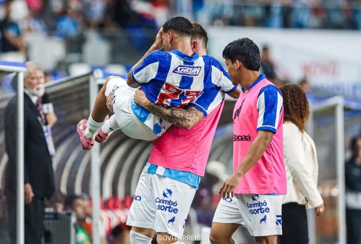 Jogador do Paysandu sendo carregado após lesão.