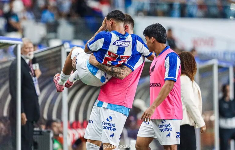 Jogador do Paysandu sendo carregado após lesão.