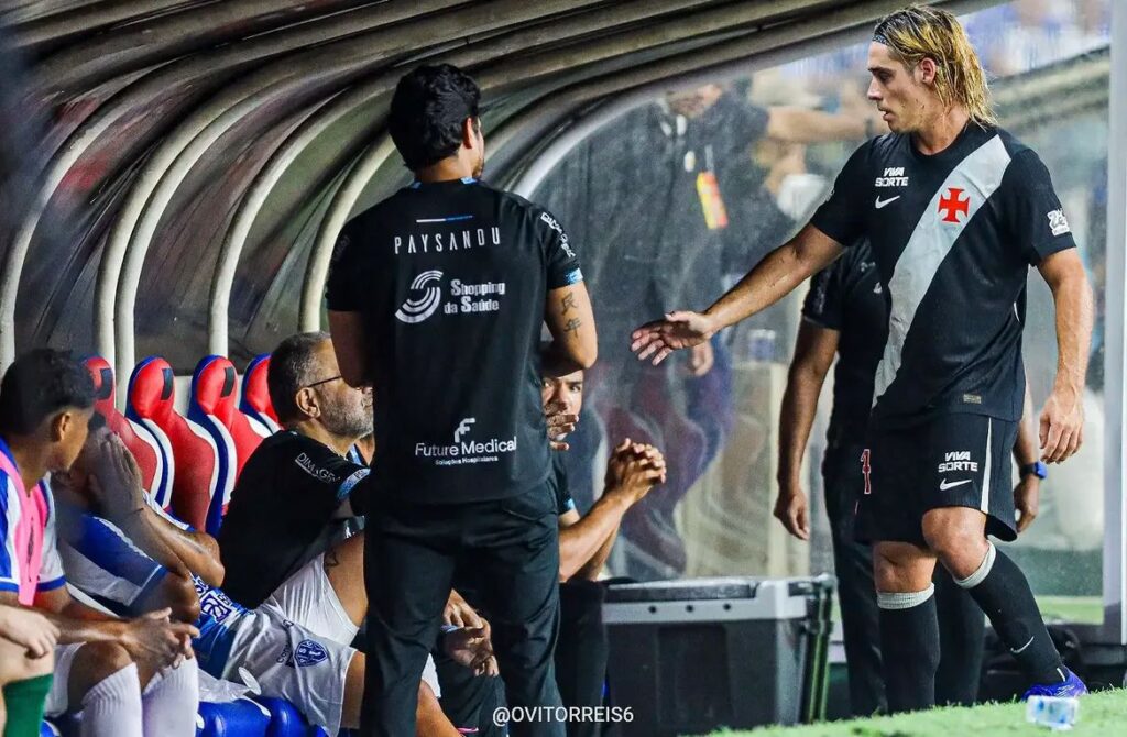 Jogador do Vasco vai até o banco do Paysandu cumprimentar jogador após dividida.