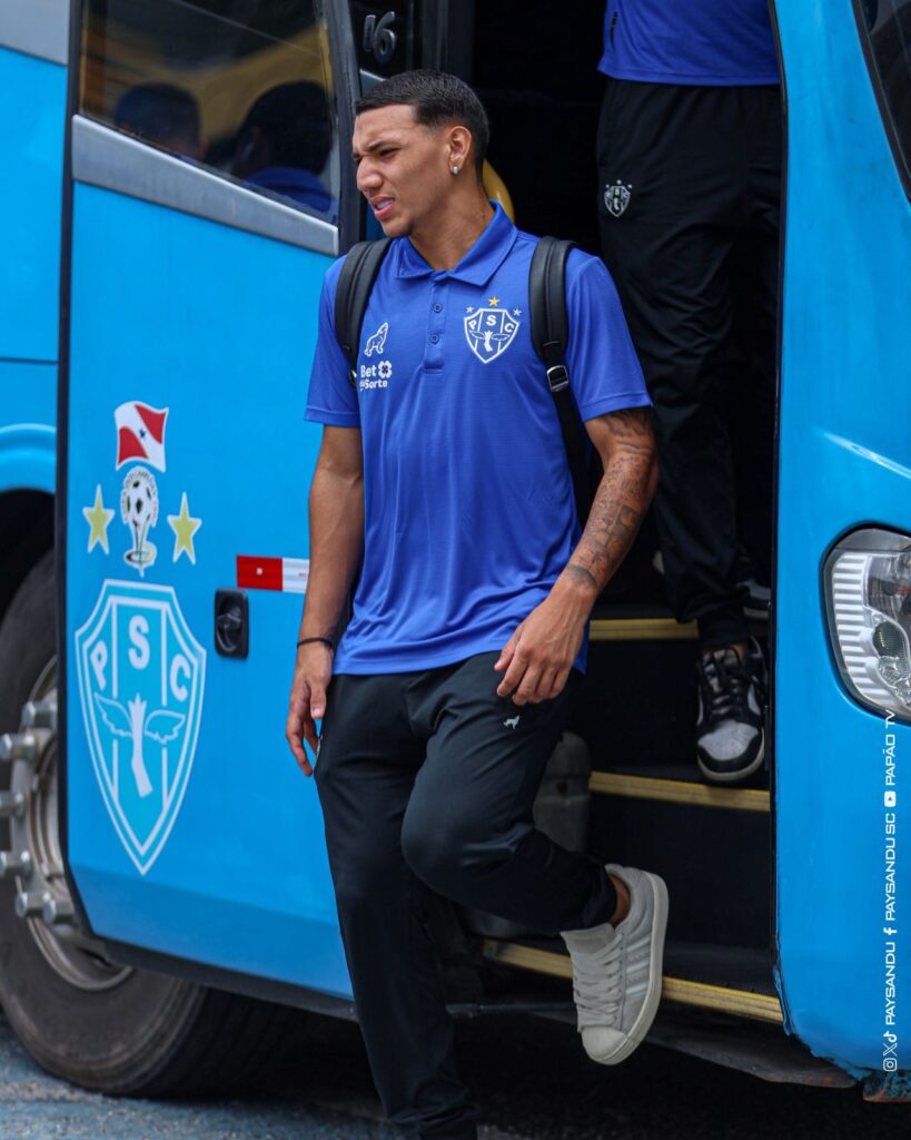 Volante do Paysandu chega ao aeroporto.