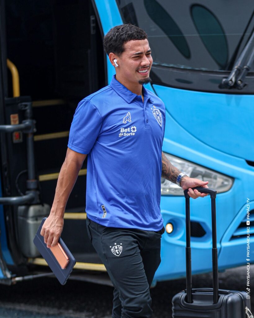 Thayllon, atacante do Paysandu, chegando ao aeroporto.
