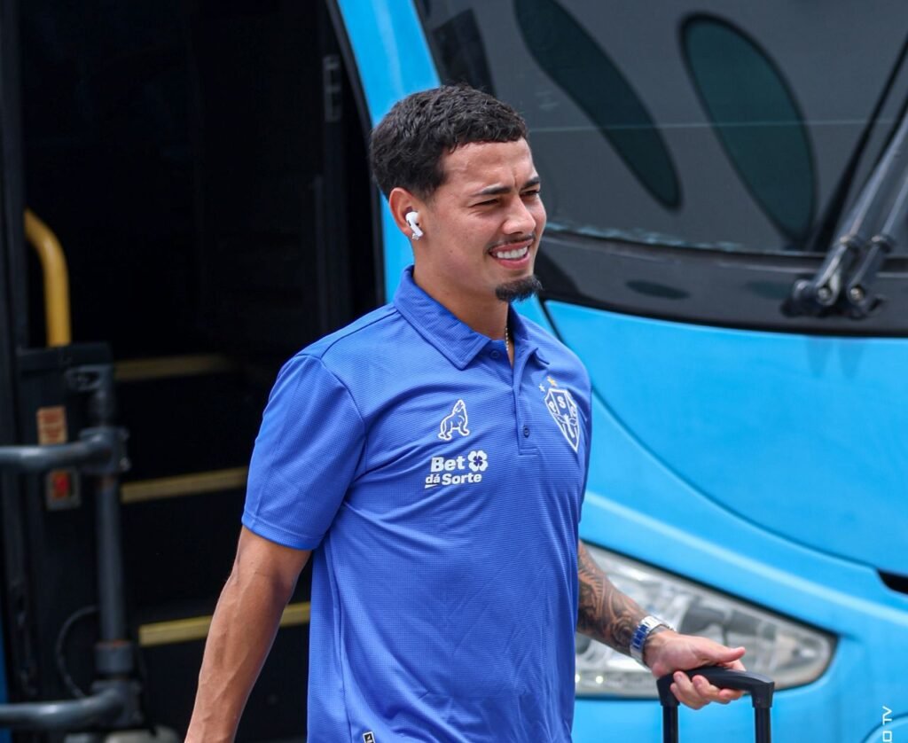 Thayllon, atacante do Paysandu, chegando ao aeroporto.