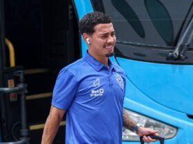 Thayllon, atacante do Paysandu, chegando ao aeroporto.