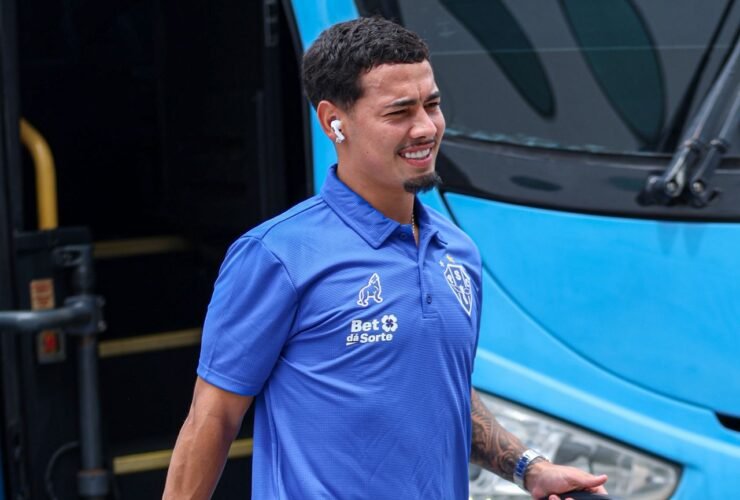 Thayllon, atacante do Paysandu, chegando ao aeroporto.