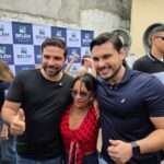 Prefeito Igor Normando ao lado de uma moradora e do irmão, o vereador Renan Normando.