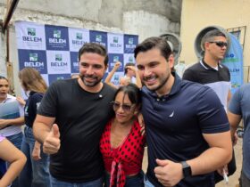 Prefeito Igor Normando ao lado de uma moradora e do irmão, o vereador Renan Normando.