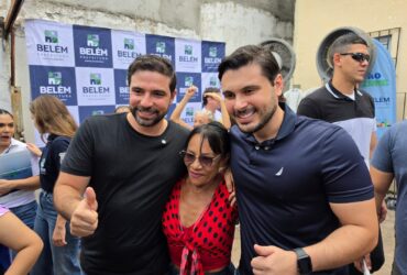 Prefeito Igor Normando ao lado de uma moradora e do irmão, o vereador Renan Normando.