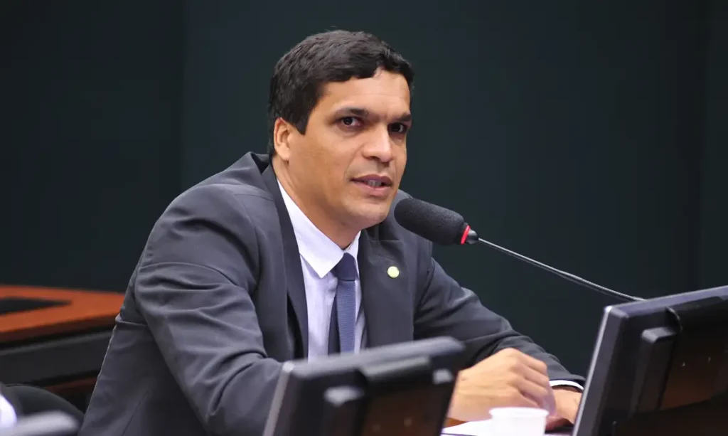 Cabo Daciolo falando ao microfone