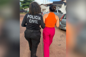Mulher sendo conduzida pela polícia