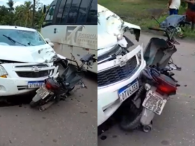 carro e moto quebrados